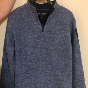 Arc’tery Blue 1/4 zip fleece pullover size Large